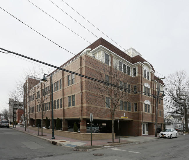 141-147 Main St in Mineola, NY - Foto de edificio - Building Photo