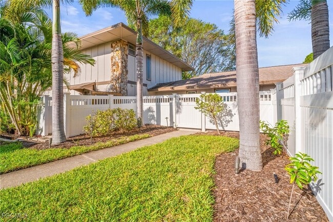 4293 Island Cir in Ft. Myers, FL - Building Photo - Building Photo