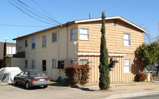 390 Millar Ave in El Cajon, CA - Foto de edificio - Building Photo