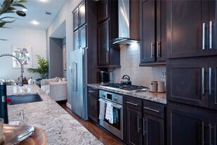 2826 Clay St in Houston, TX - Building Photo