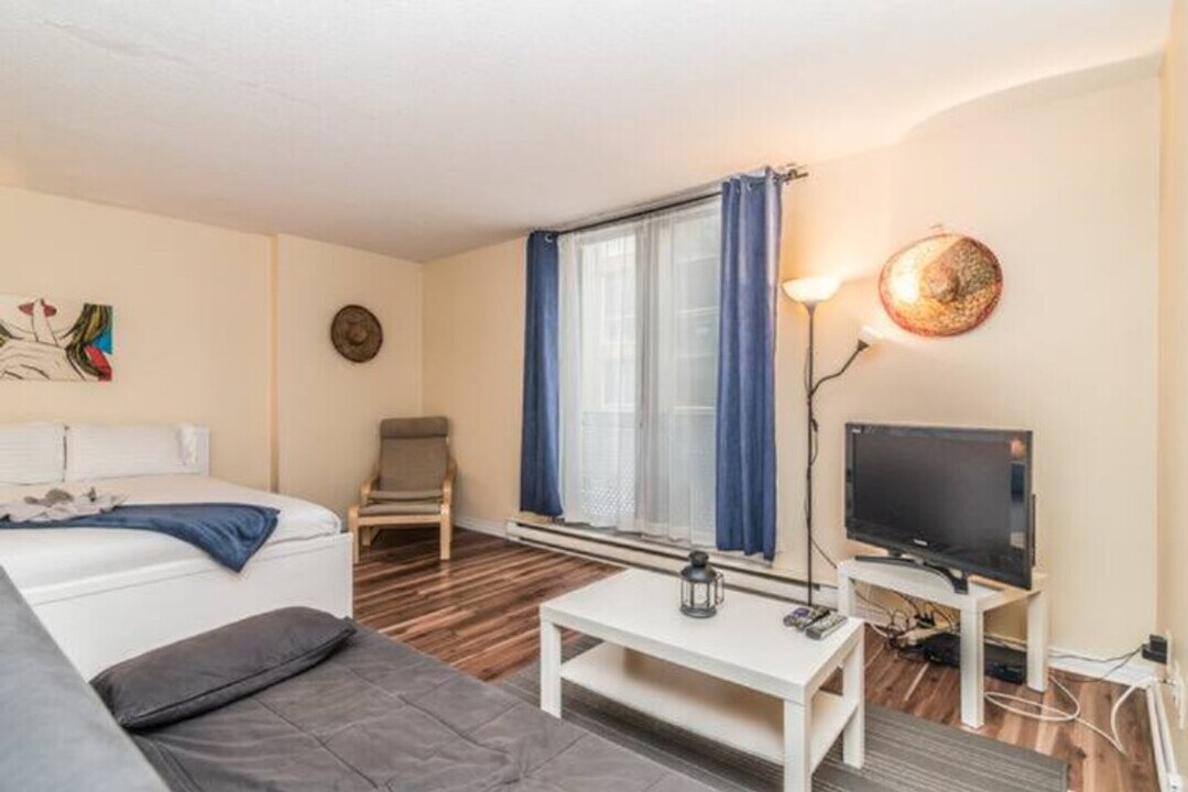 190 Bd René-Lévesque E in Montréal, QC - Building Photo