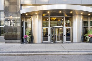 35 Balmuto St in Toronto, ON - Building Photo