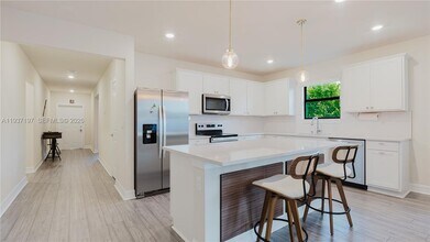 3001 Hibiscus Ave in Oakland Park, FL - Building Photo - Building Photo