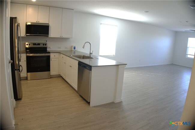 809 Riviera Ct in Seguin, TX - Foto de edificio - Building Photo