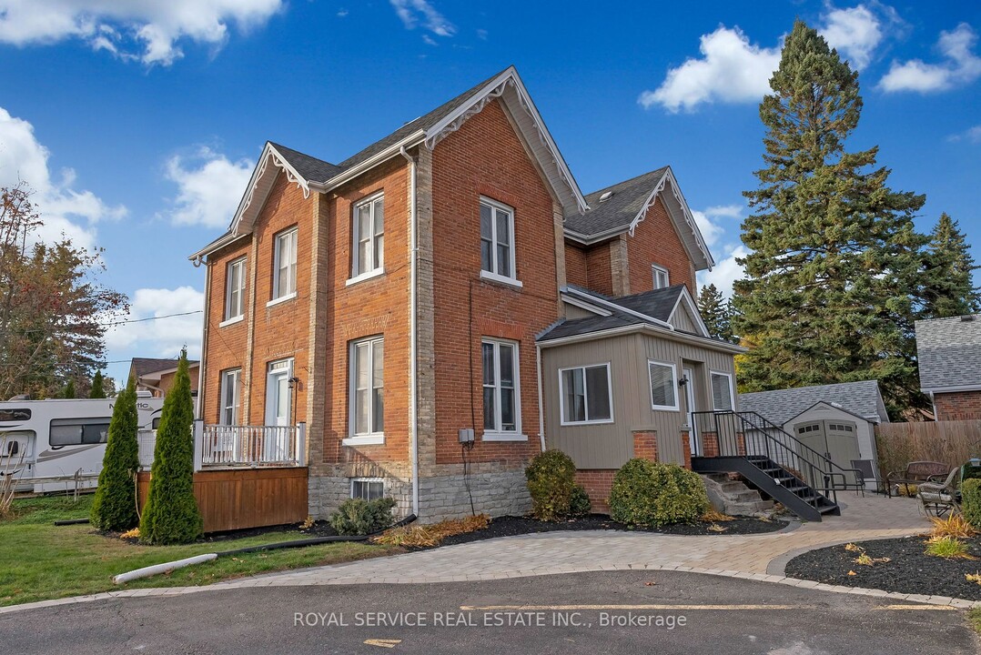 8 Wellington St in Bowmanville, ON - Building Photo