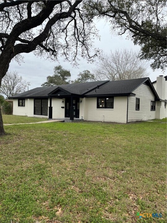 1901 E Warren Ave in Victoria, TX - Building Photo