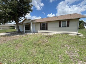 17509 Lee Rd in Ft. Myers, FL - Building Photo