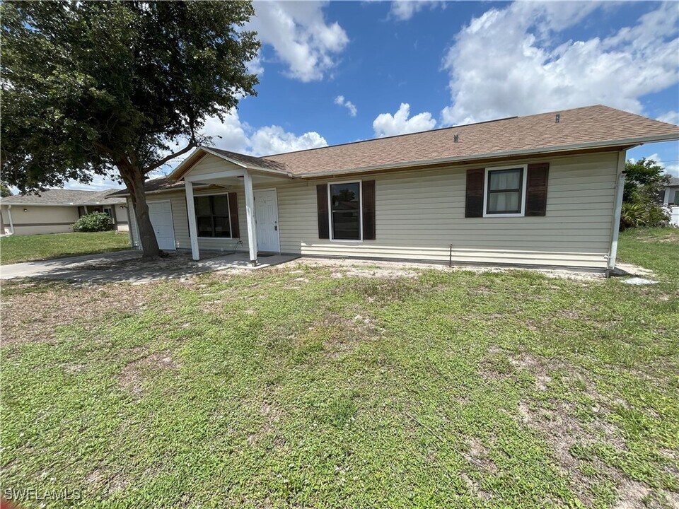 17509 Lee Rd in Ft. Myers, FL - Building Photo