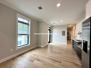 157 Everett St, Unit 303 in Boston, MA - Foto de edificio - Building Photo