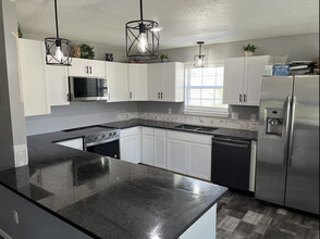114 Cypress St in Centerton, AR - Foto de edificio - Building Photo