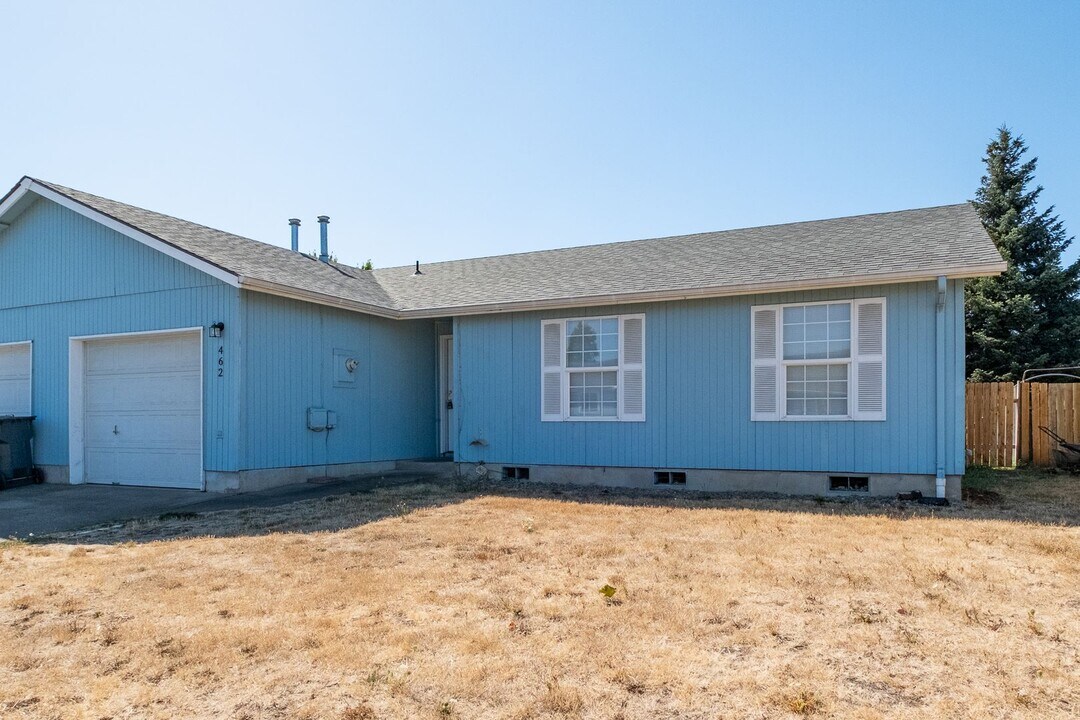 462-464 Hummingbird St SE in Albany, OR - Building Photo