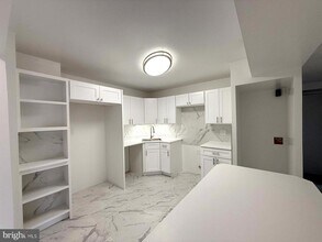 606 Cooper Landing Rd in Cherry Hill Township, NJ - Foto de edificio - Building Photo