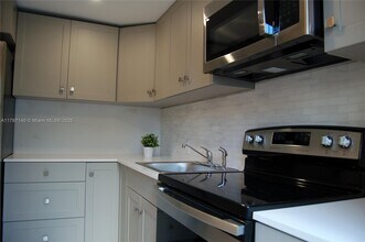 2140 SW 25th St in Miami, FL - Building Photo - Building Photo
