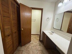 715 Pinewood Dr in Jacksonville, NC - Building Photo - Building Photo