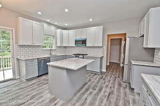 557 Marco Way in East Stroudsburg, PA - Foto de edificio - Building Photo