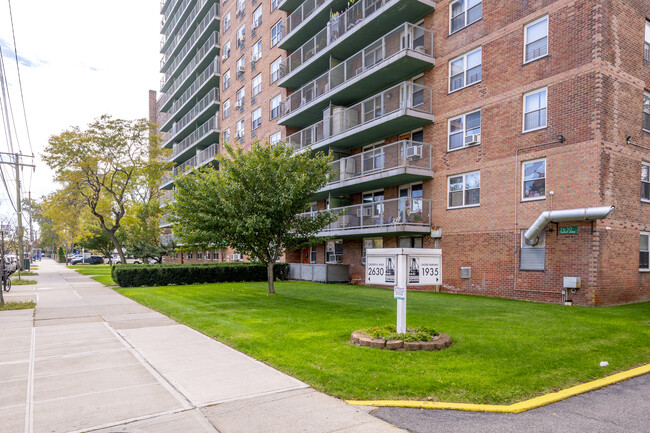 Waterview Towers I and II in Brooklyn, NY - Building Photo - Building Photo