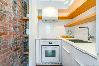 558 Chapel St in New Haven, CT - Building Photo - Building Photo