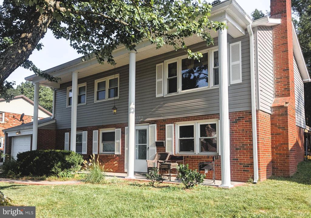 14728 Darbydale Ave in Woodbridge, VA - Foto de edificio