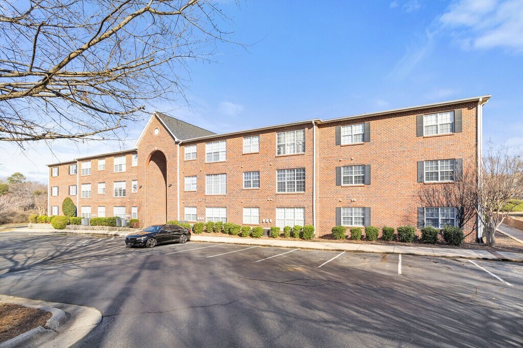 Wendover Ridge Apartments in Greensboro, NC