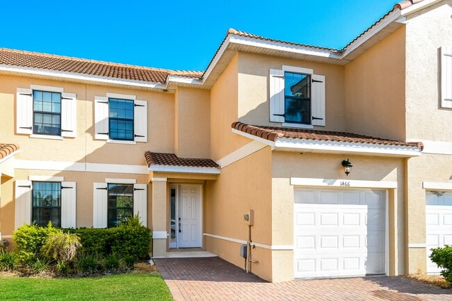 1466 Pacific Rd in Poinciana, FL - Foto de edificio - Building Photo