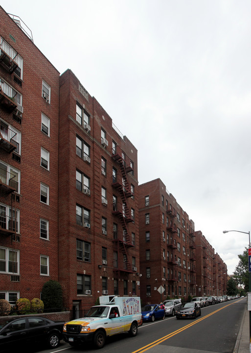 40-15 Hampton St in Jackson Heights, NY - Foto de edificio