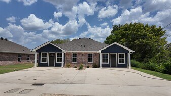 406 Lake Lamond Rd in Longview, TX - Building Photo