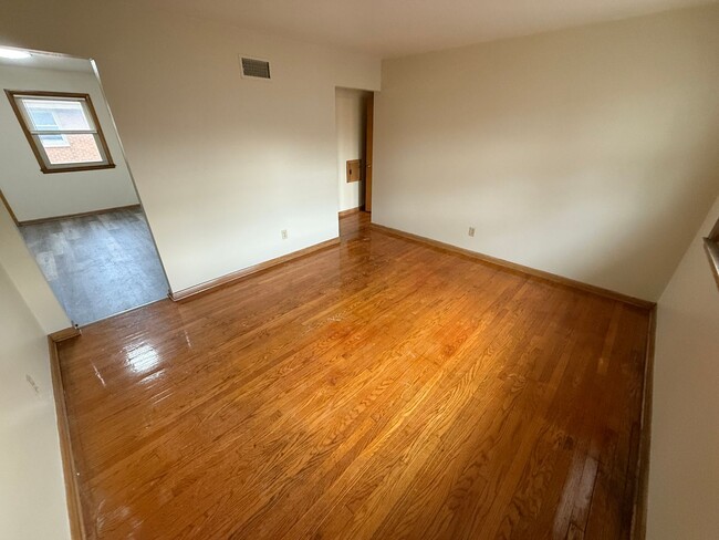 5295 N Mohawk Ave in Glendale, WI - Foto de edificio - Building Photo