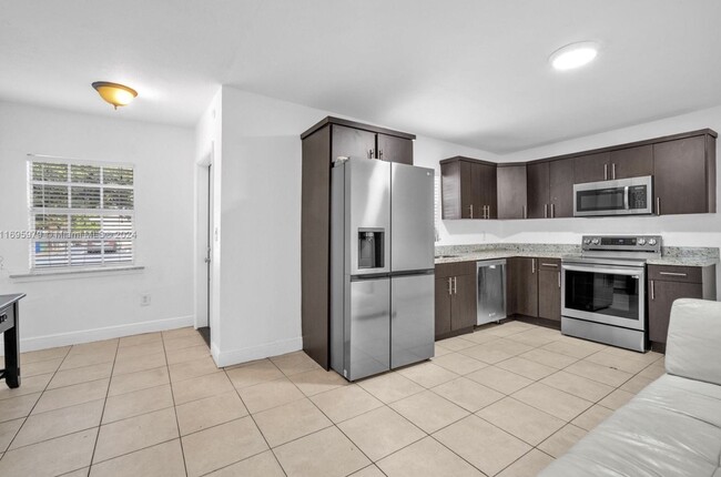 115 NW 28th Ave in Fort Lauderdale, FL - Foto de edificio - Building Photo