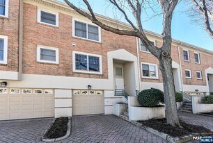 16 Grand Cove Way in Edgewater, NJ - Building Photo