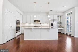 13735 Air and Space Museum Pkwy in Herndon, VA - Building Photo - Building Photo