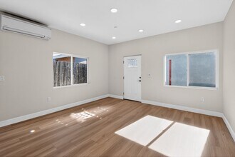 8090 Flanders Dr in San Diego, CA - Building Photo - Building Photo