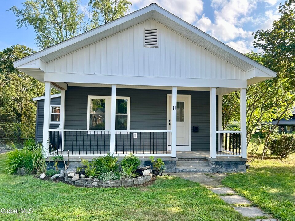 11 Hannum St in Ballston Spa, NY - Building Photo