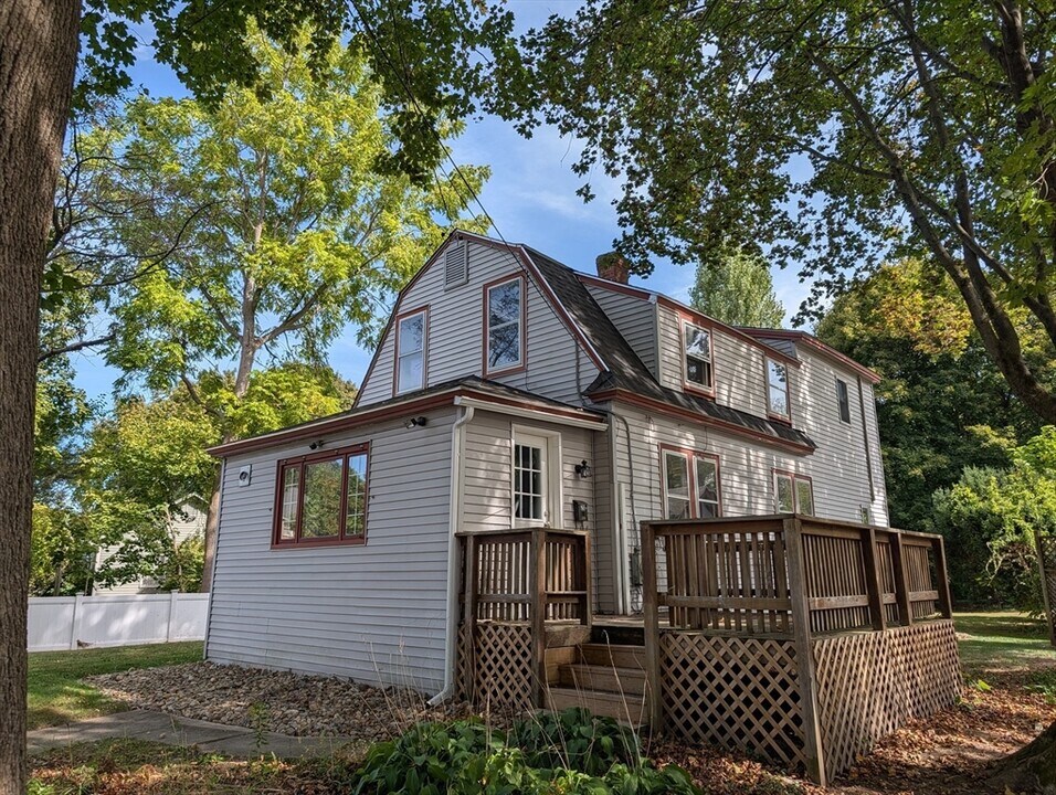 25 Graves St in Deerfield, MA - Building Photo