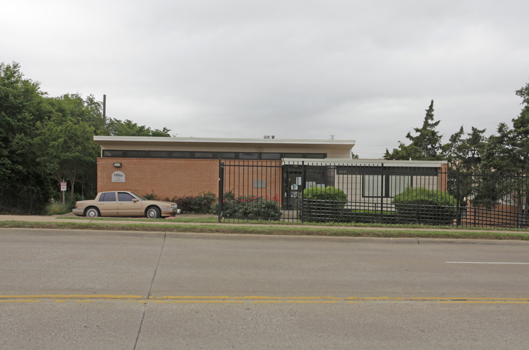 Brackins Village in Dallas, TX - Building Photo