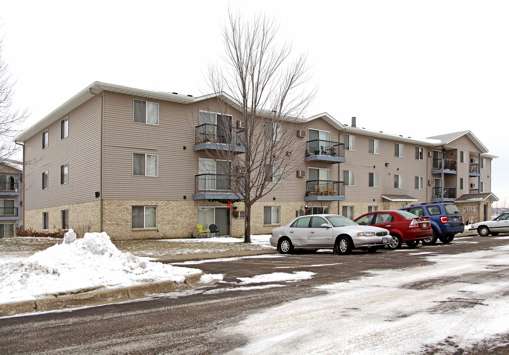 Country Cove in Norwood Young America, MN - Building Photo