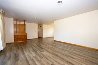 245 E Moreland Rd in Wooster, OH - Foto de edificio - Building Photo