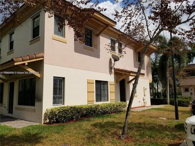 4711 Cypress St in Coconut Creek, FL - Building Photo - Building Photo