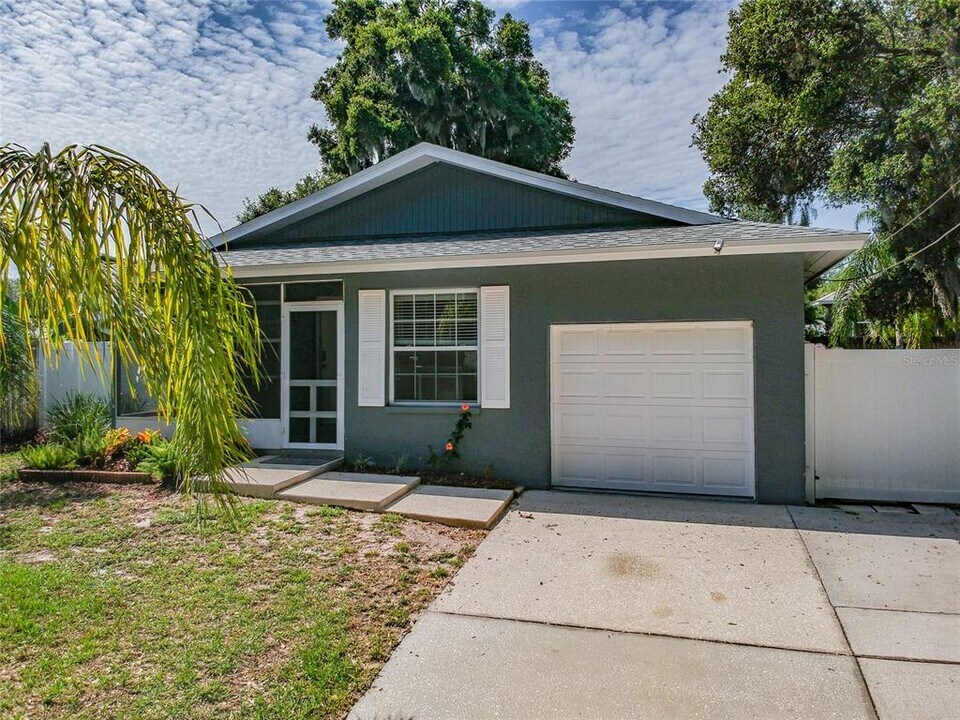 1302 Withlacoochee St in Safety Harbor, FL - Building Photo