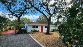 16575 Old Cutler Rd in Palmetto Bay, FL - Building Photo