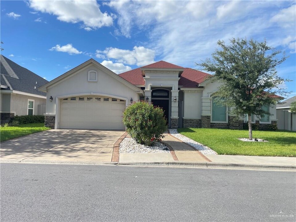 2301 McLeod Ave in Edinburg, TX - Building Photo