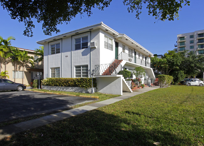 215 Menores Ave in Coral Gables, FL - Foto de edificio - Building Photo