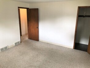 1135 Saxe Ave in Cuyahoga Falls, OH - Foto de edificio - Building Photo