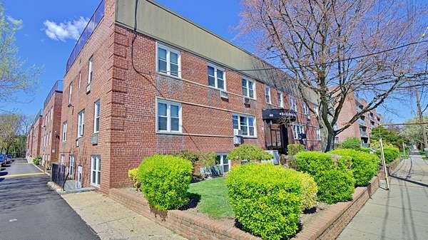 Bergen Apartments in Freeport, NY - Building Photo - Building Photo