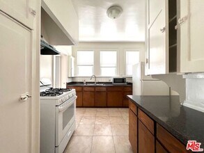 860 S Berendo St in Los Angeles, CA - Building Photo - Building Photo