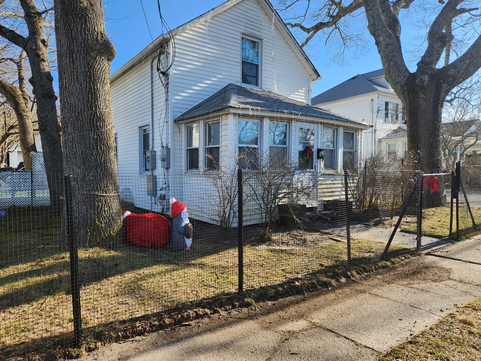 90 Old Quogue Rd in Riverhead, NY - Building Photo