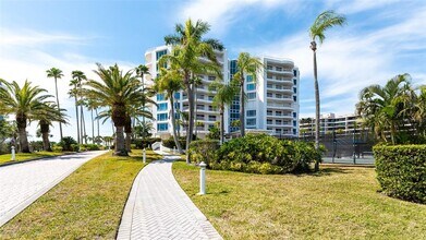 455 Longboat Club Rd in Longboat Key, FL - Foto de edificio - Building Photo