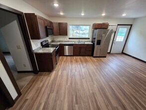 210 Holm Ave in Eau Claire, WI - Foto de edificio - Building Photo