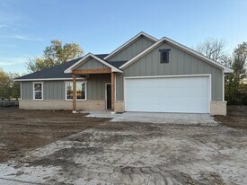 106 Kirkland St in Sanger, TX - Building Photo