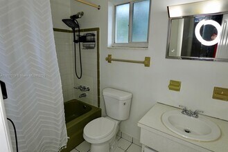 250 NE 40th St in Oakland Park, FL - Building Photo - Building Photo