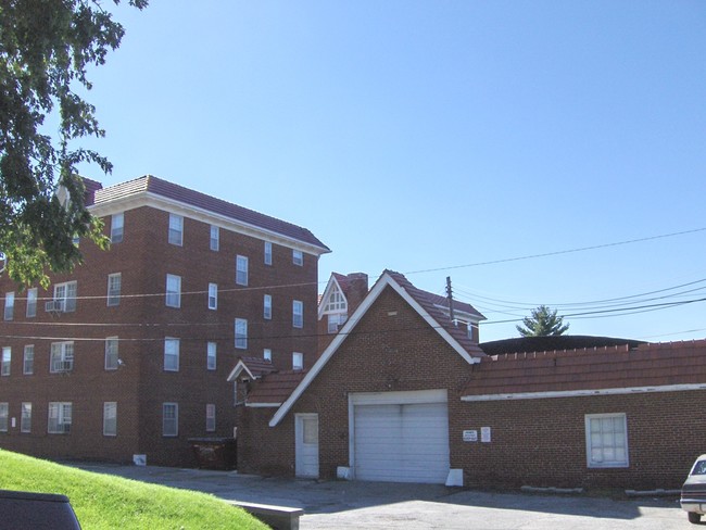 Plaza Apartments in St. Joseph, MO - Building Photo - Building Photo